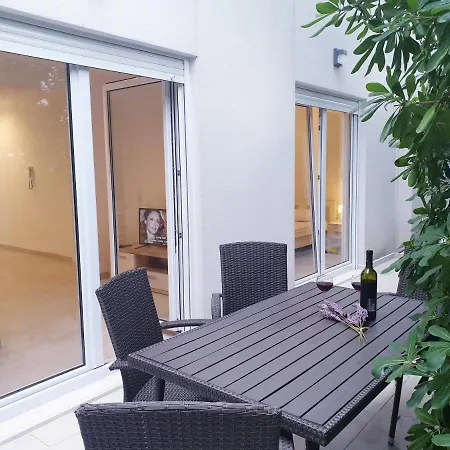 Ellie Apartment Promajna