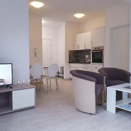 Ellie Apartment Promajna